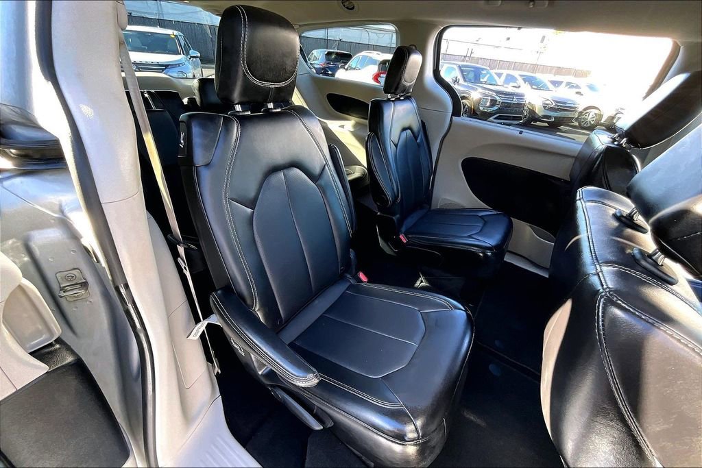 Used 2024 Chrysler Pacifica Touring-L image 23
