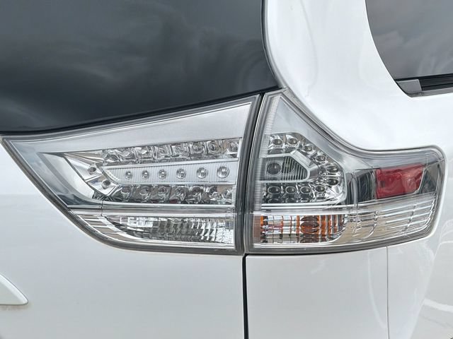 Used 2015 Toyota Sienna SE FWD image 31