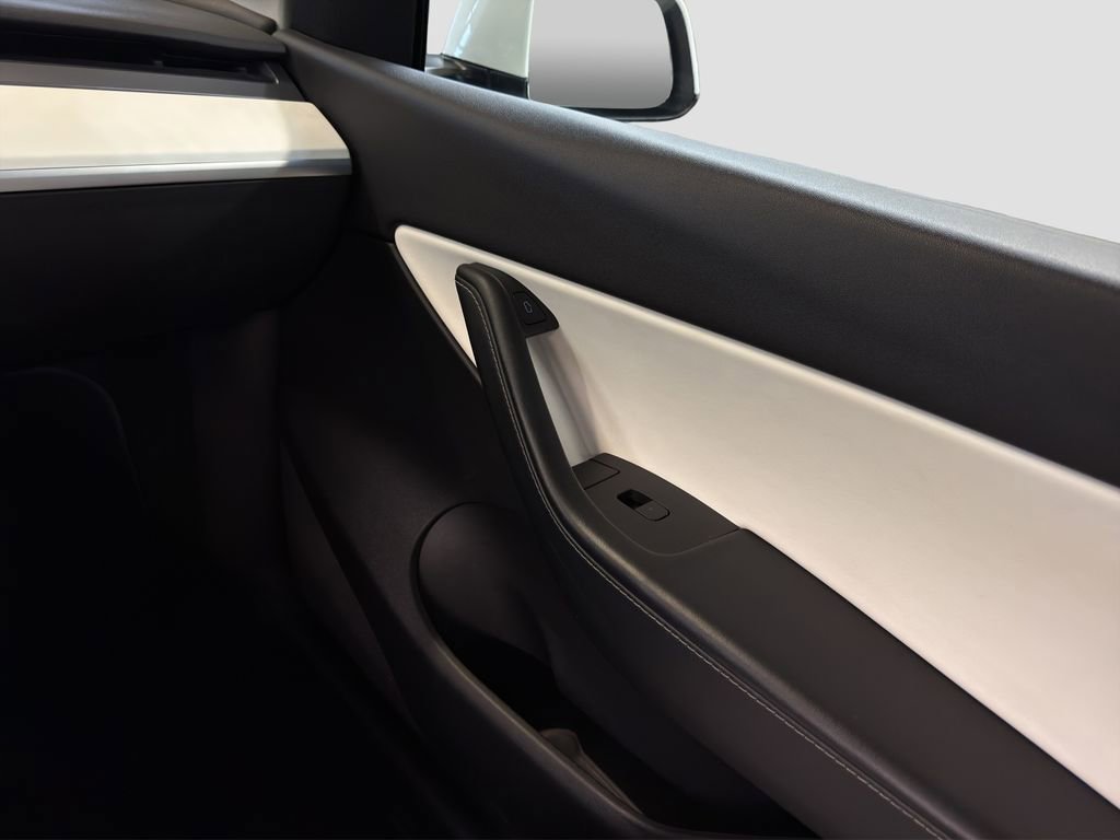 Used 2022 Tesla Model Y Long Range AWD/4WD image 27