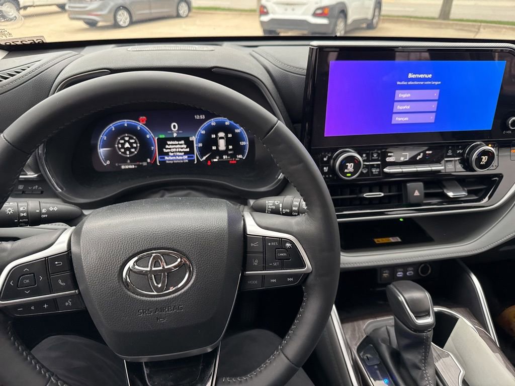 Used 2025 Toyota Highlander Platinum image 19