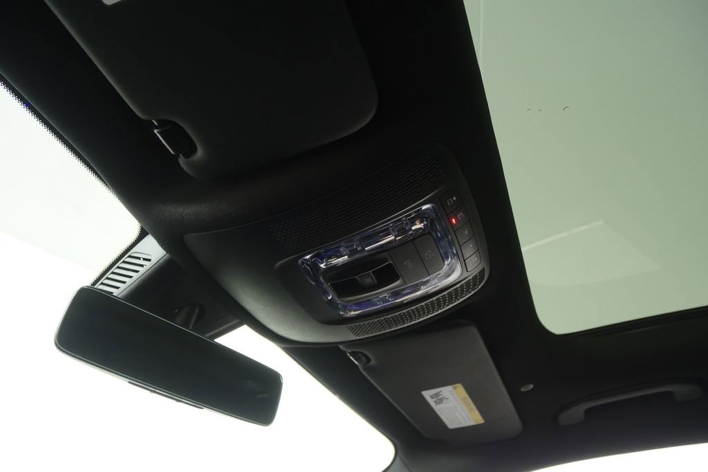 Used 2023 Mercedes-Benz GLB 250 w/ Premium Package image 16