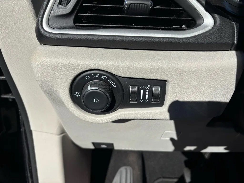 Used 2024 Chrysler Pacifica Touring-L image 10