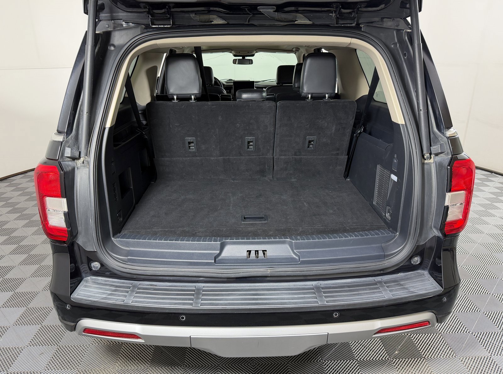 Used 2022 Ford Expedition Max XLT image 7