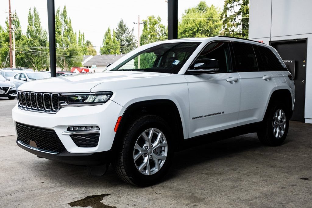 Used 2023 Jeep Grand Cherokee Limited AWD/4WD image 3