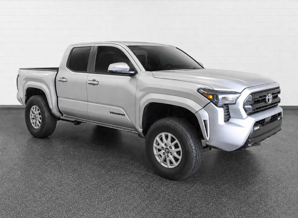 Used 2025 Toyota Tacoma SR5 AWD/4WD image 5