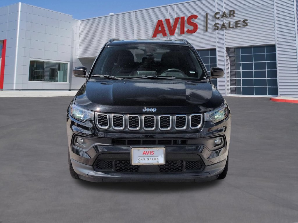 Used 2025 Jeep Compass Latitude AWD/4WD image 2