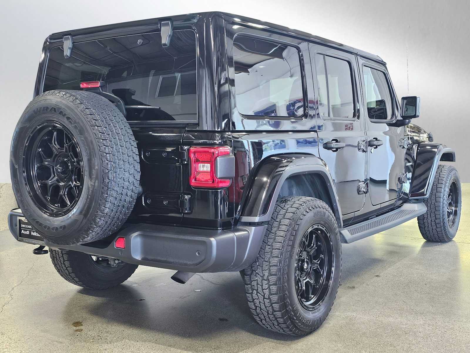 Used 2018 Jeep Wrangler Unlimited Sahara AWD/4WD image 3
