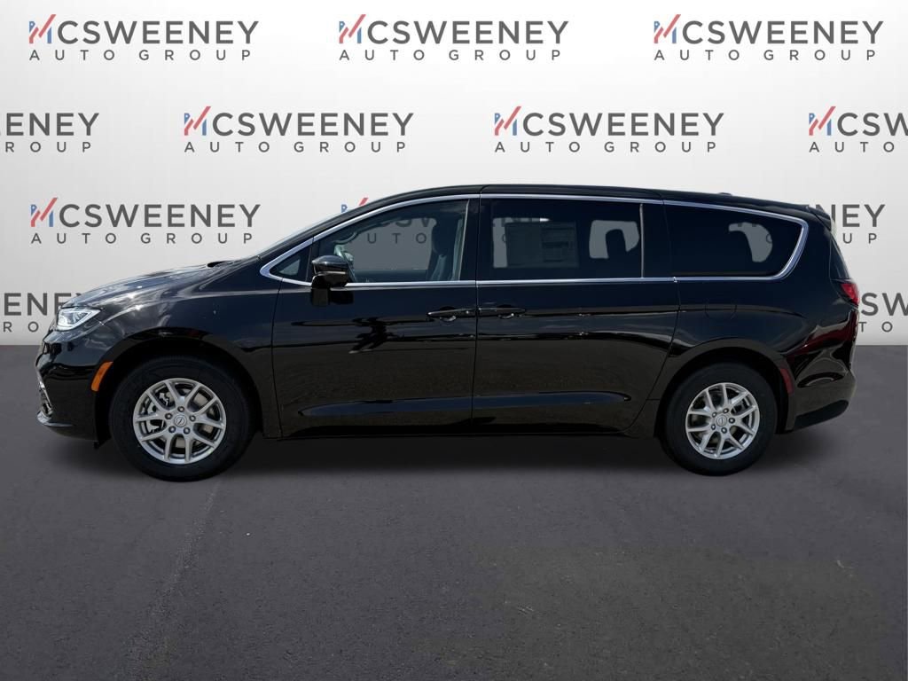 New 2026 Chrysler Pacifica Select image 2