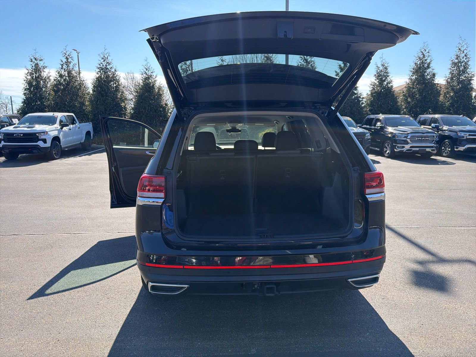 Used 2025 Volkswagen Atlas SE AWD/4WD image 25