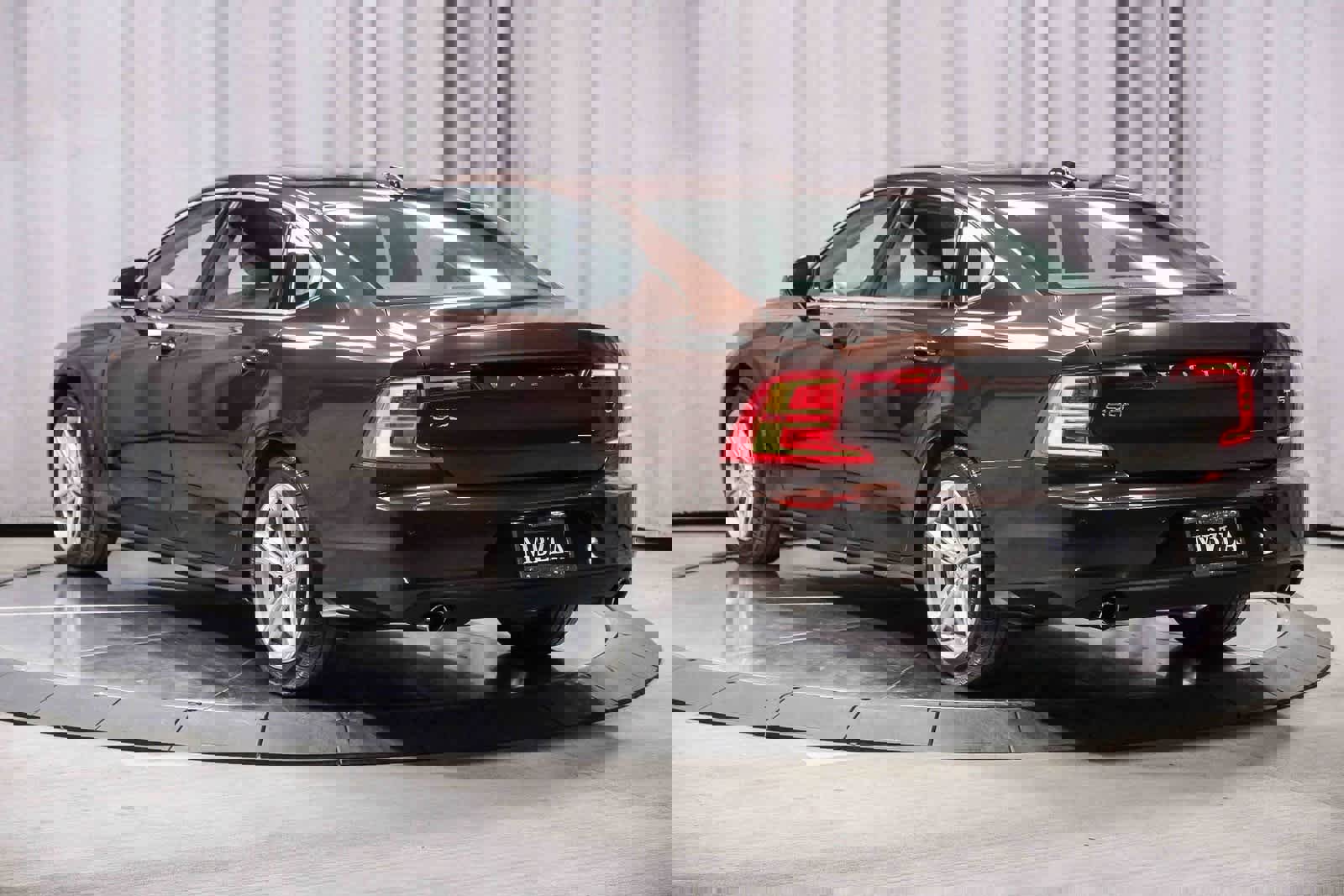 Used 2018 Volvo S90 T5 Momentum w/ Momentum Plus Package image 2