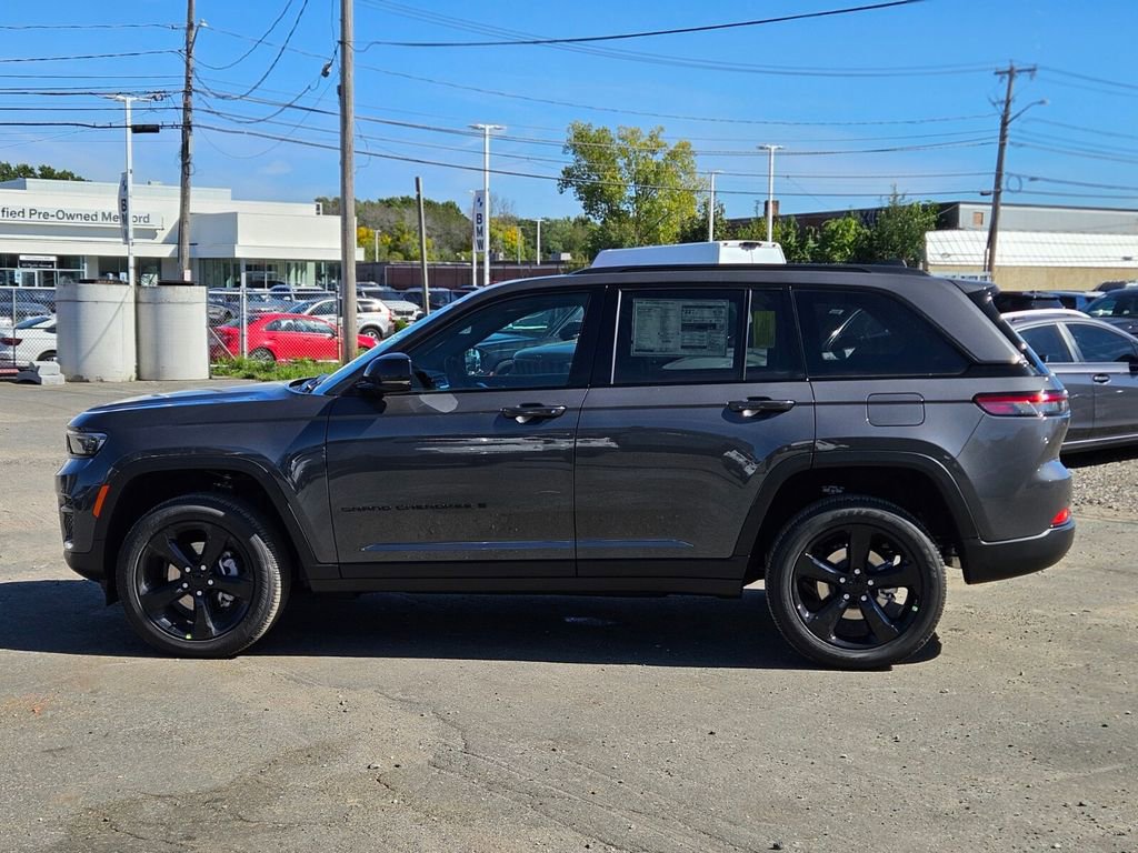 New 2025 Jeep Grand Cherokee Altitude image 2