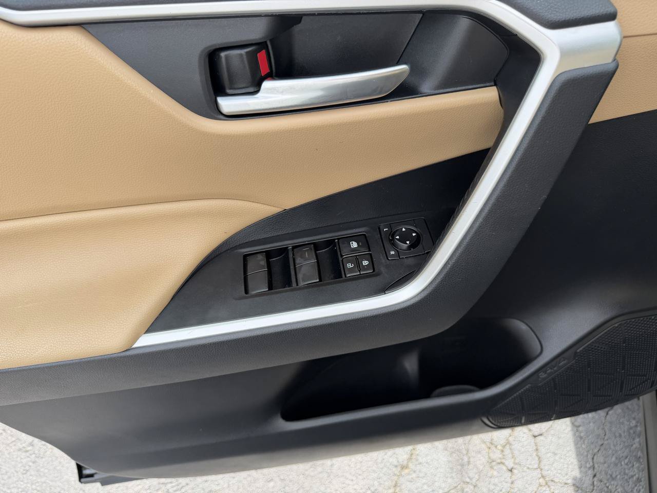 Used 2019 Toyota RAV4 XLE AWD/4WD image 8