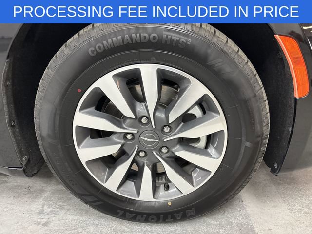Used 2023 Chrysler Pacifica Touring-L FWD image 2