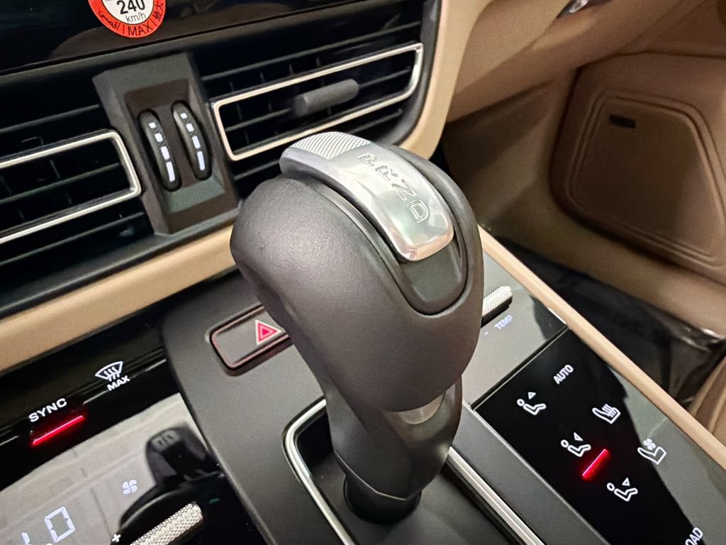 Certified 2025 Porsche Macan AWD/4WD image 18