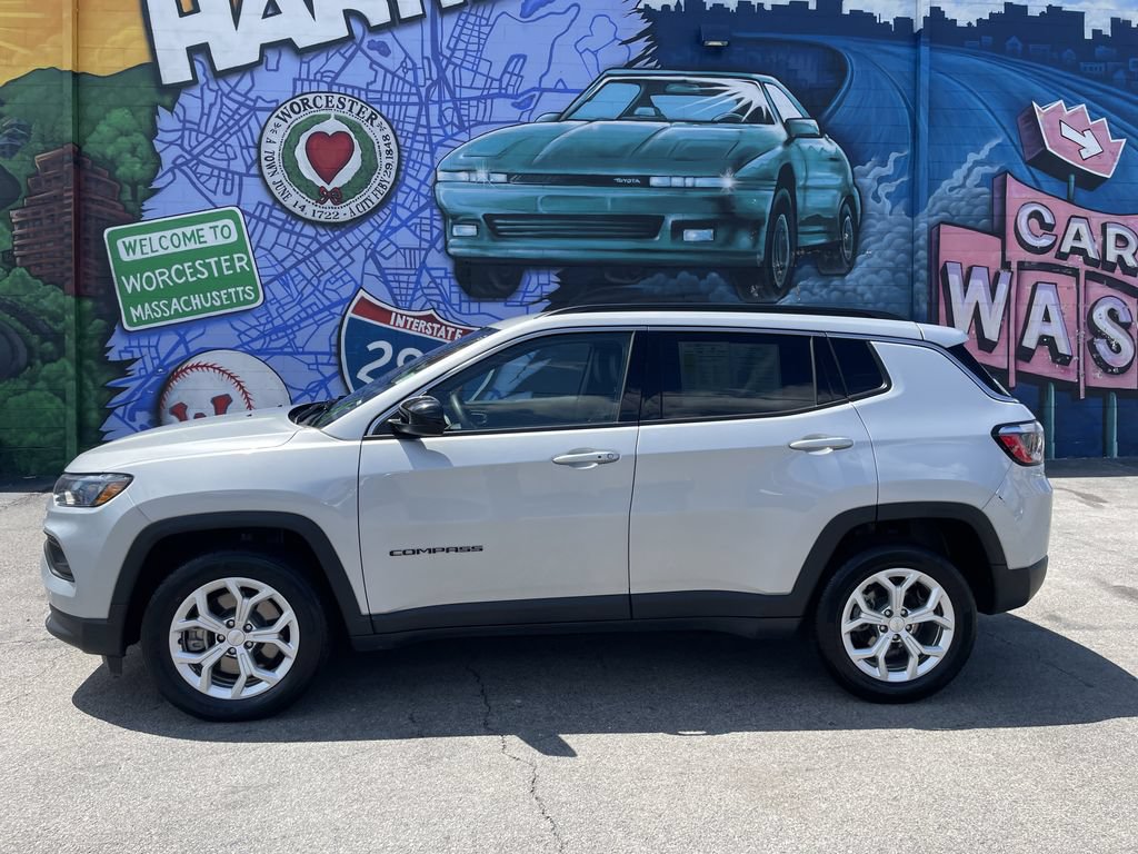 Used 2024 Jeep Compass Latitude AWD/4WD image 2