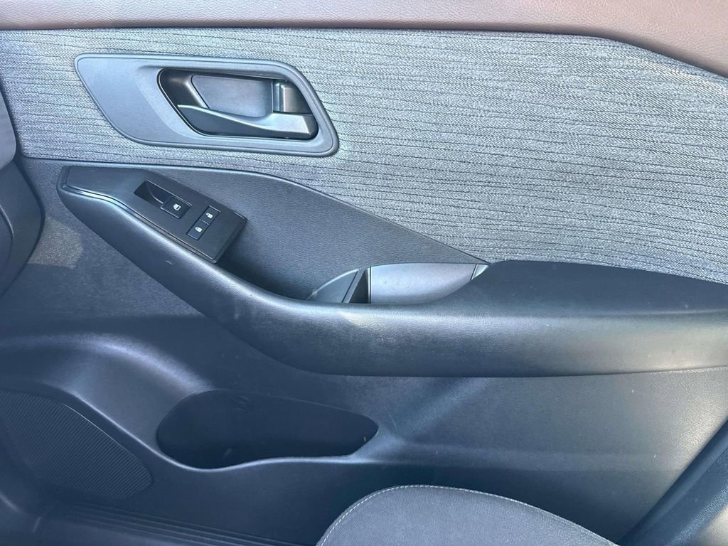 Used 2023 Nissan Rogue S image 28