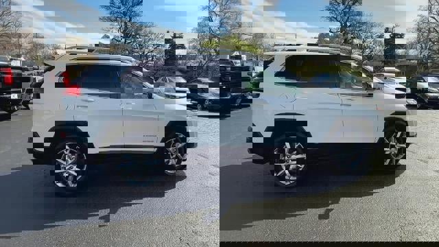 Used 2018 Jeep Cherokee Limited w/ Technology Group image 9