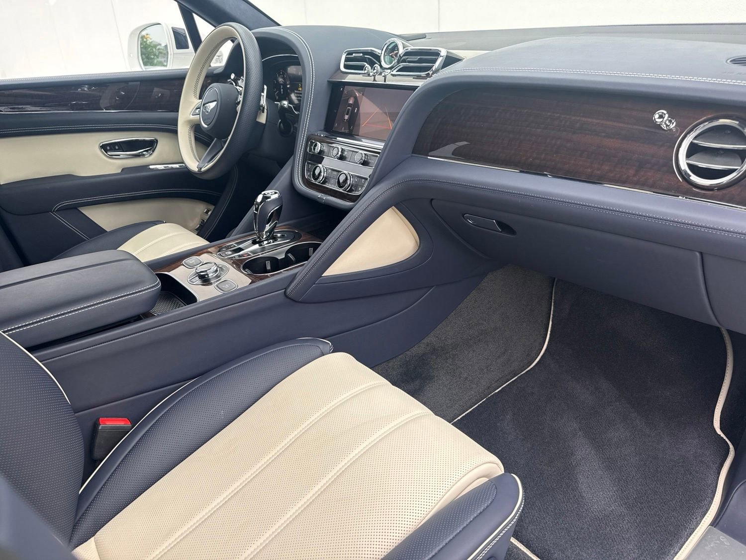Used 2025 Bentley Bentayga AWD/4WD image 2