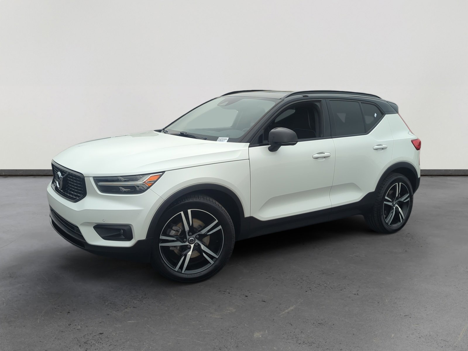 Used 2021 Volvo XC40 T5 R-Design w/ Climate Package image 1