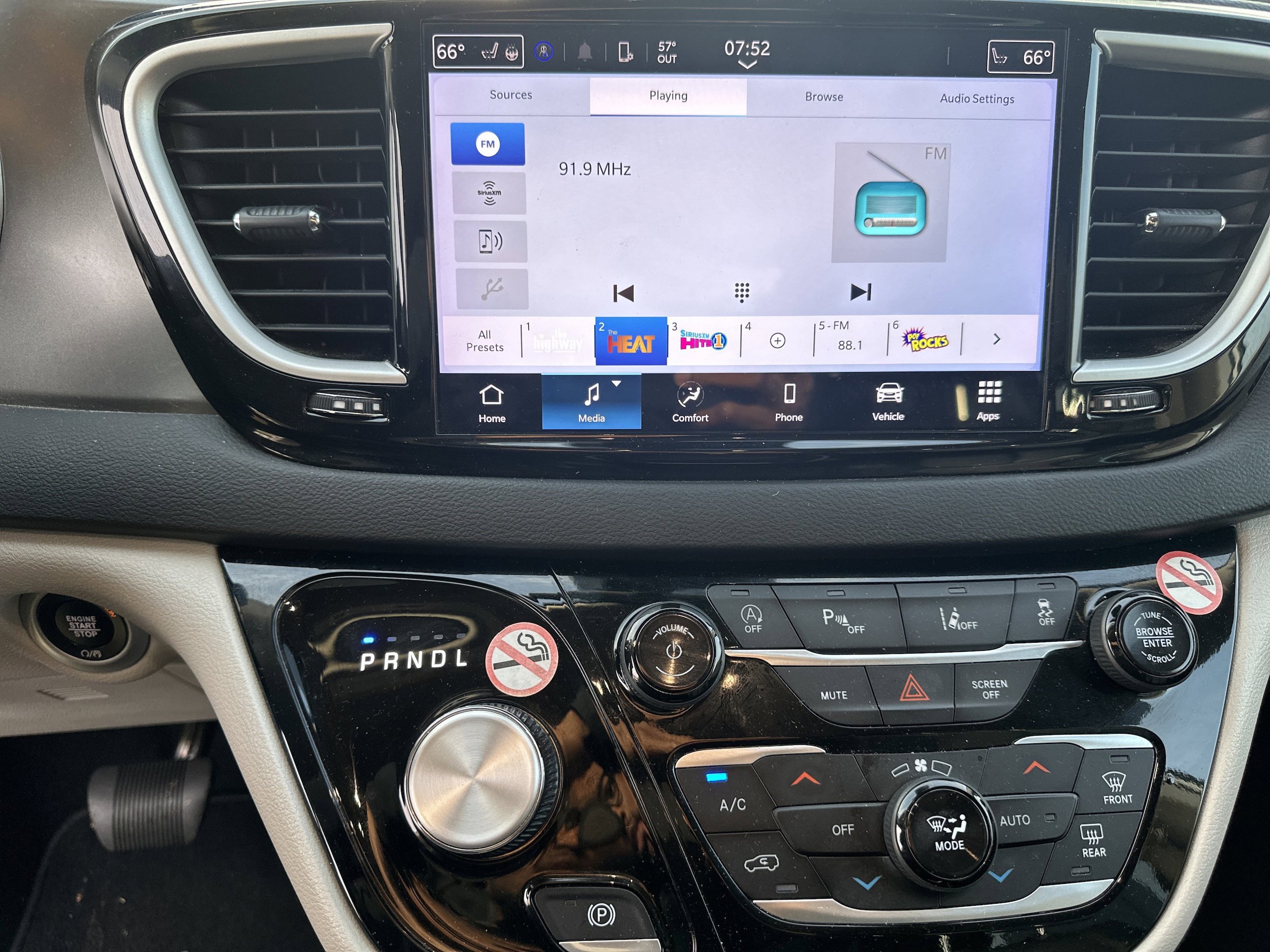 Used 2024 Chrysler Pacifica Touring-L FWD image 26