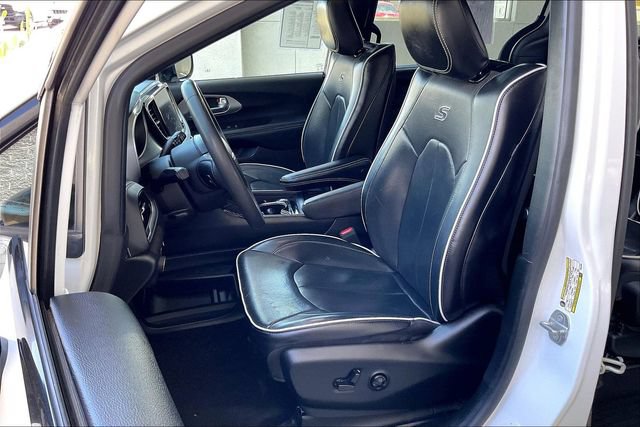 Used 2023 Chrysler Pacifica Limited w/ Uconnect Theater Family Group FWD image 24