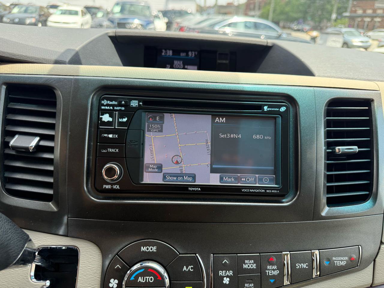 Used 2012 Toyota Sienna XLE w/ Entertainment Pkg FWD image 13