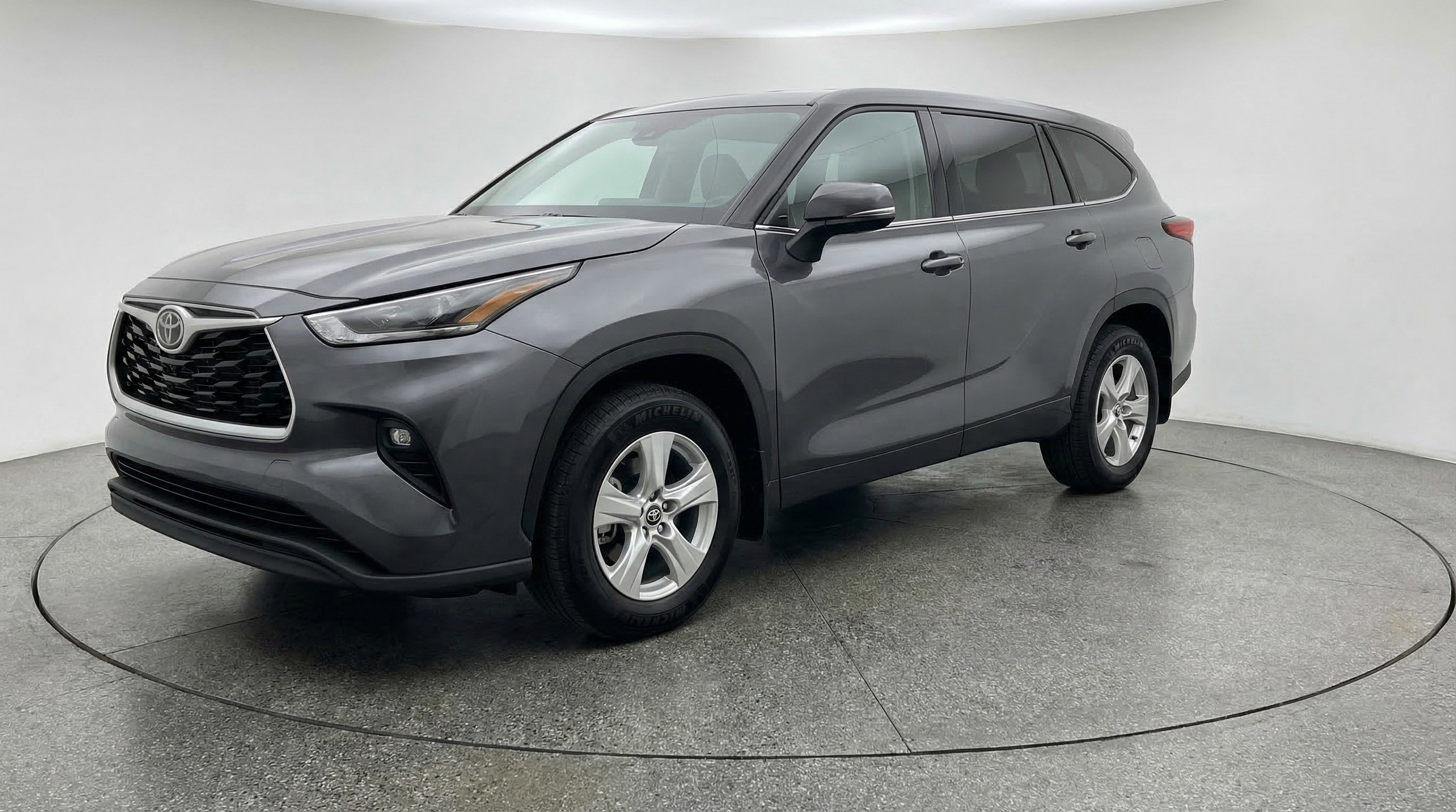 Used 2025 Toyota Highlander LE image 3