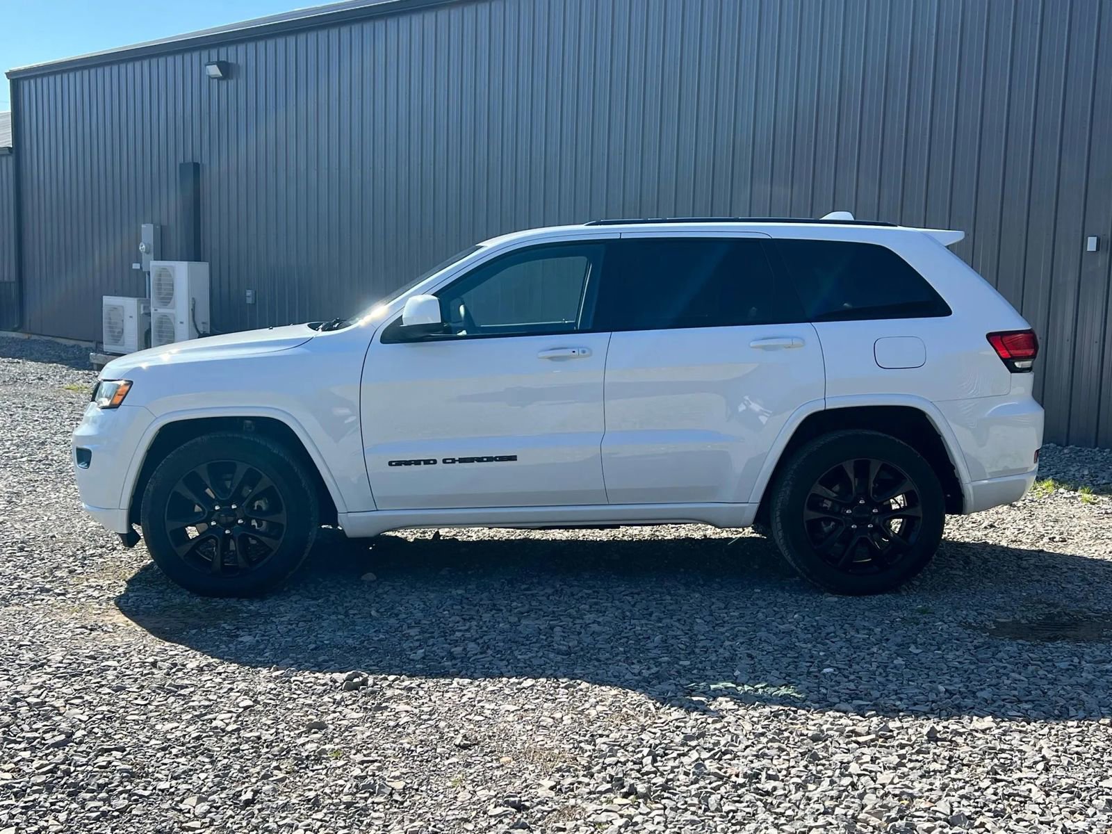 Used 2018 Jeep Grand Cherokee Altitude AWD/4WD image 2