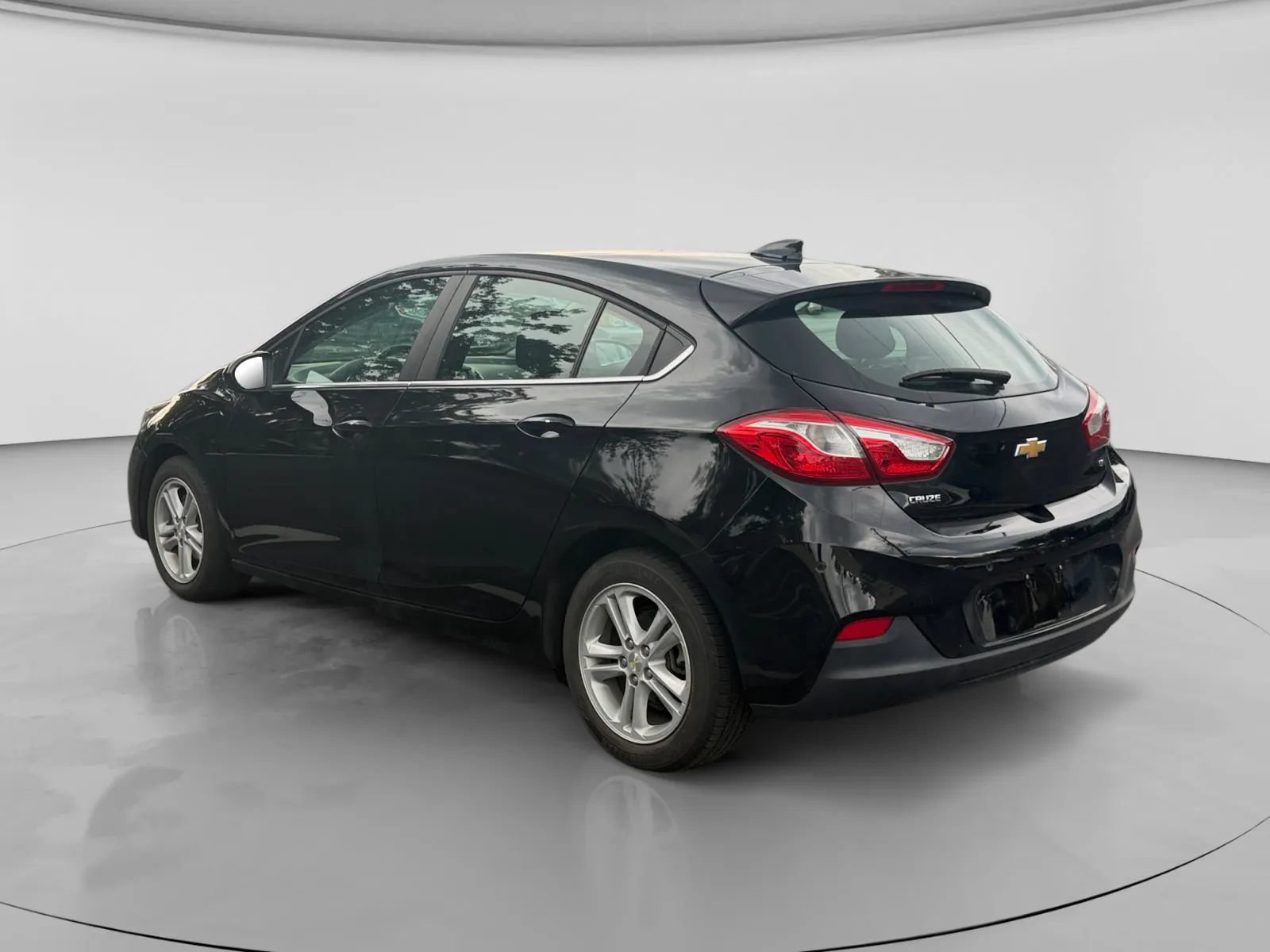 Used 2017 Chevrolet Cruze LT w/ Convenience Package FWD image 3