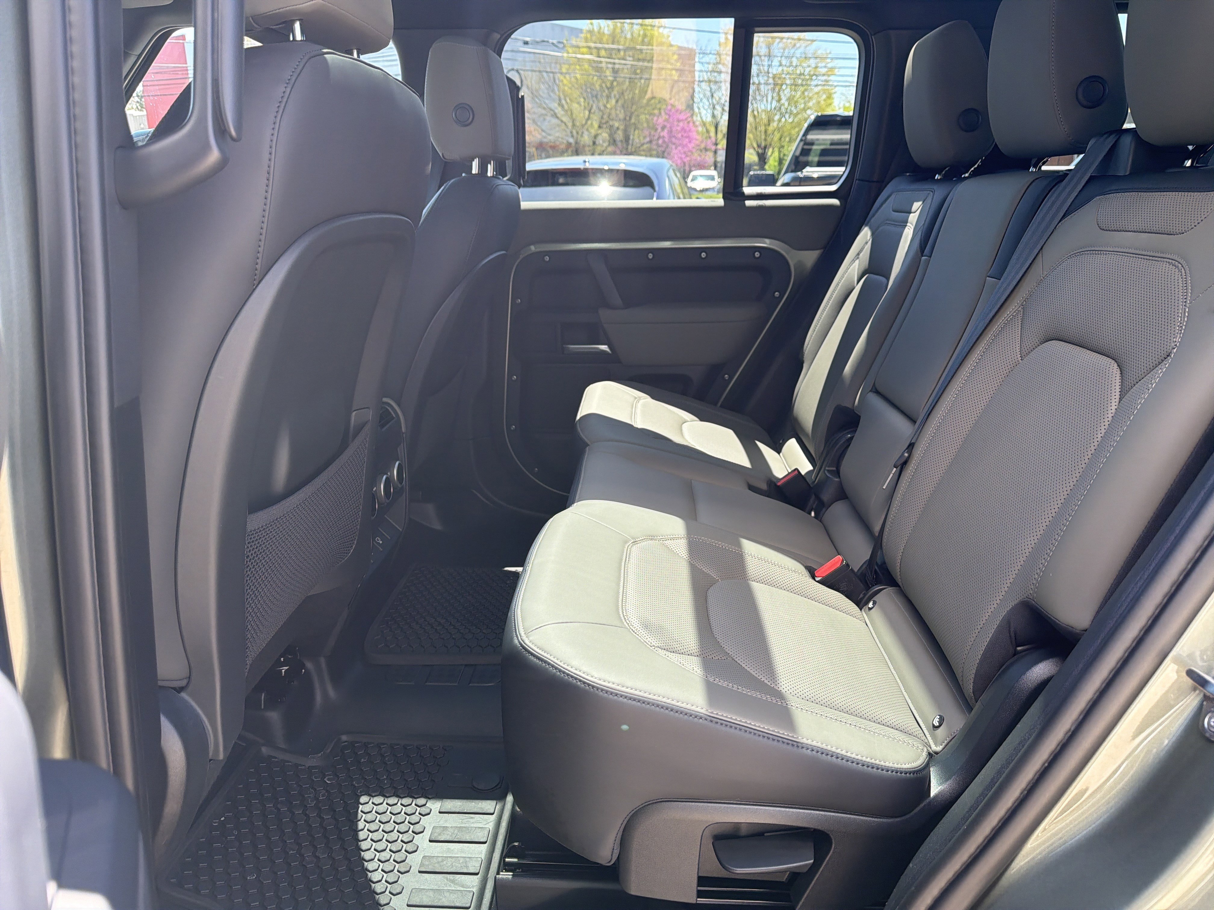 Used 2025 Land Rover Defender 110 X-Dynamic SE image 26