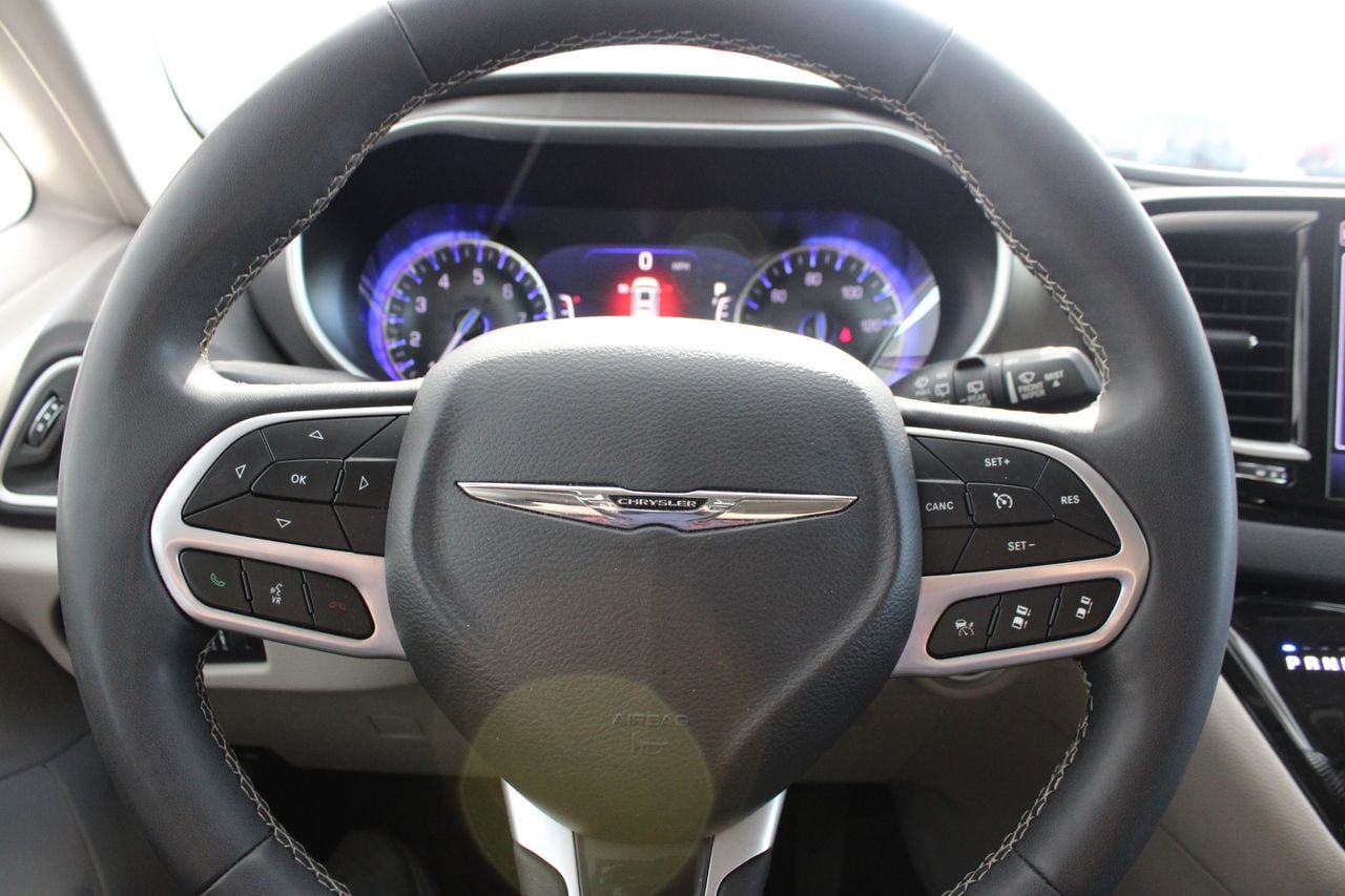Used 2024 Chrysler Pacifica Touring-L FWD image 12