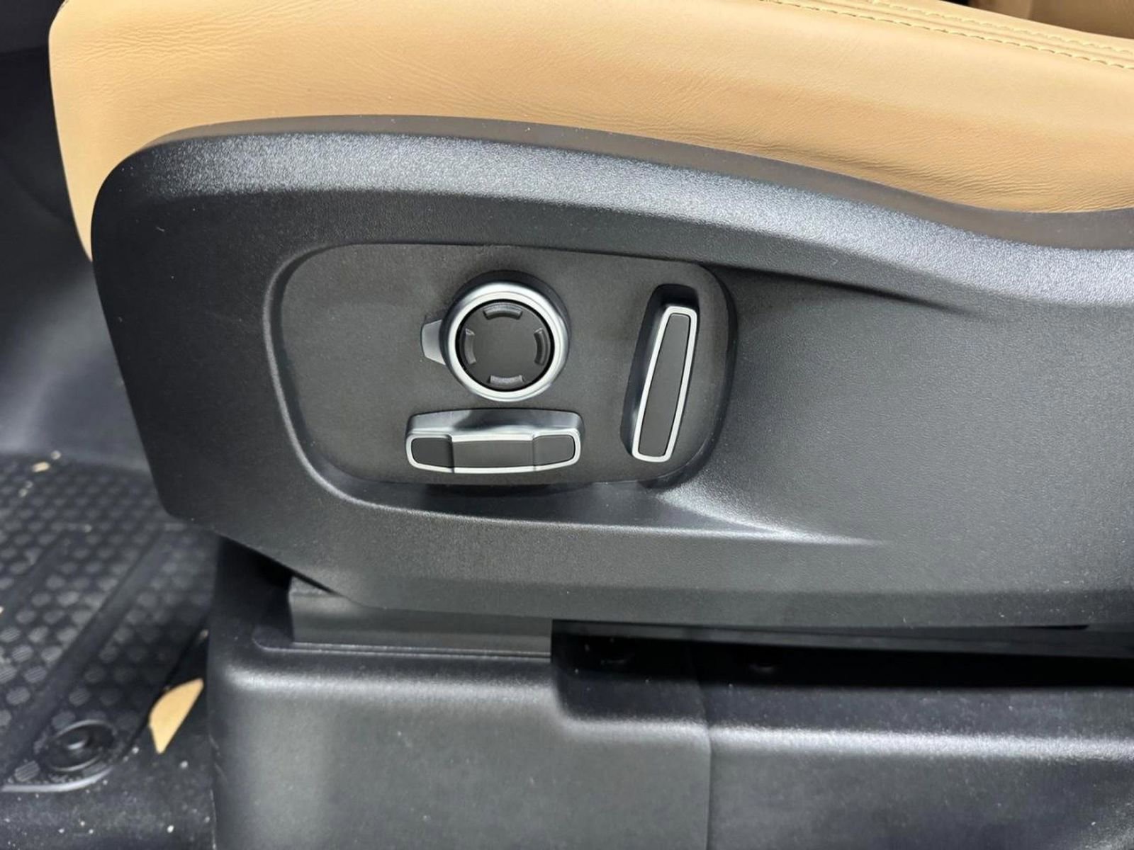 New 2026 Land Rover Defender 130 X-Dynamic SE image 27