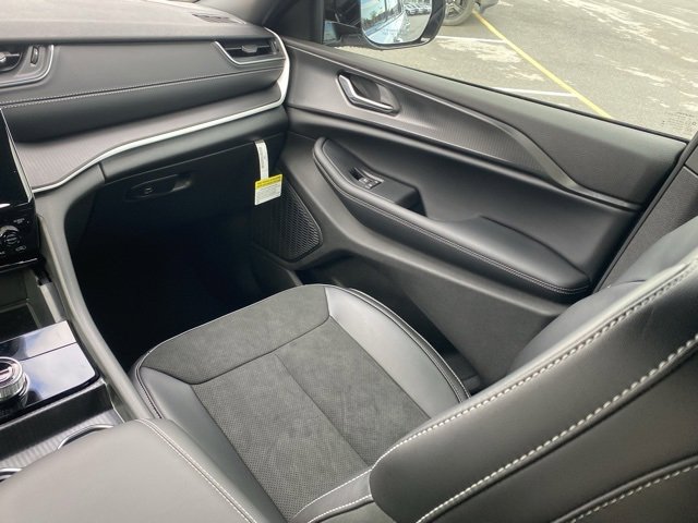 New 2025 Jeep Grand Cherokee L Altitude image 36