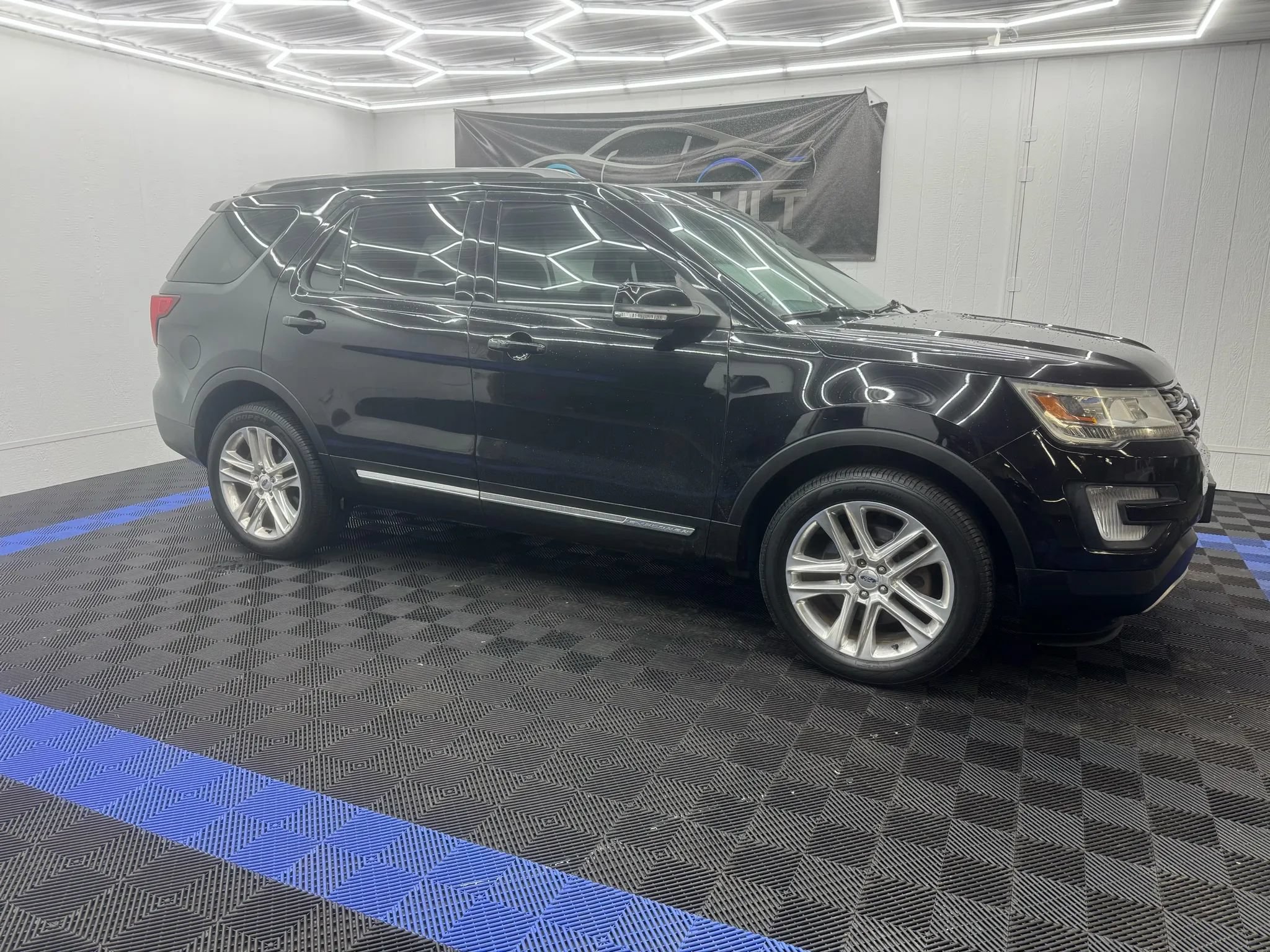 Used 2017 Ford Explorer XLT w/ Equipment Group 202A AWD/4WD image 2