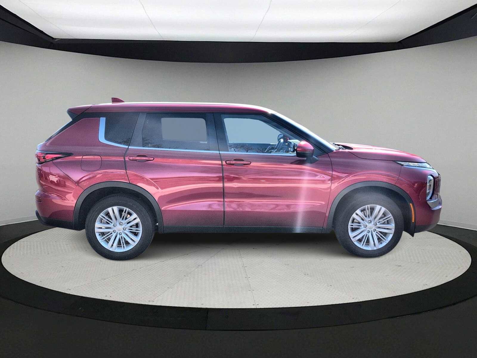 Used 2024 Mitsubishi Outlander ES image 9