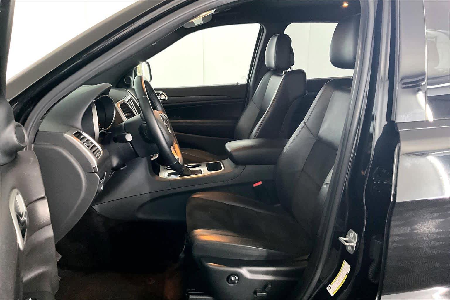 Used 2018 Jeep Grand Cherokee Altitude AWD/4WD image 9