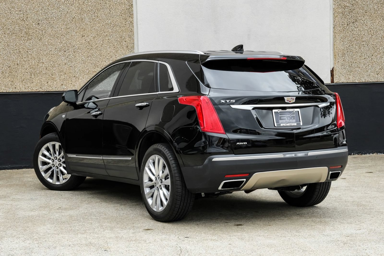 Used 2017 Cadillac XT5 Platinum AWD/4WD image 16