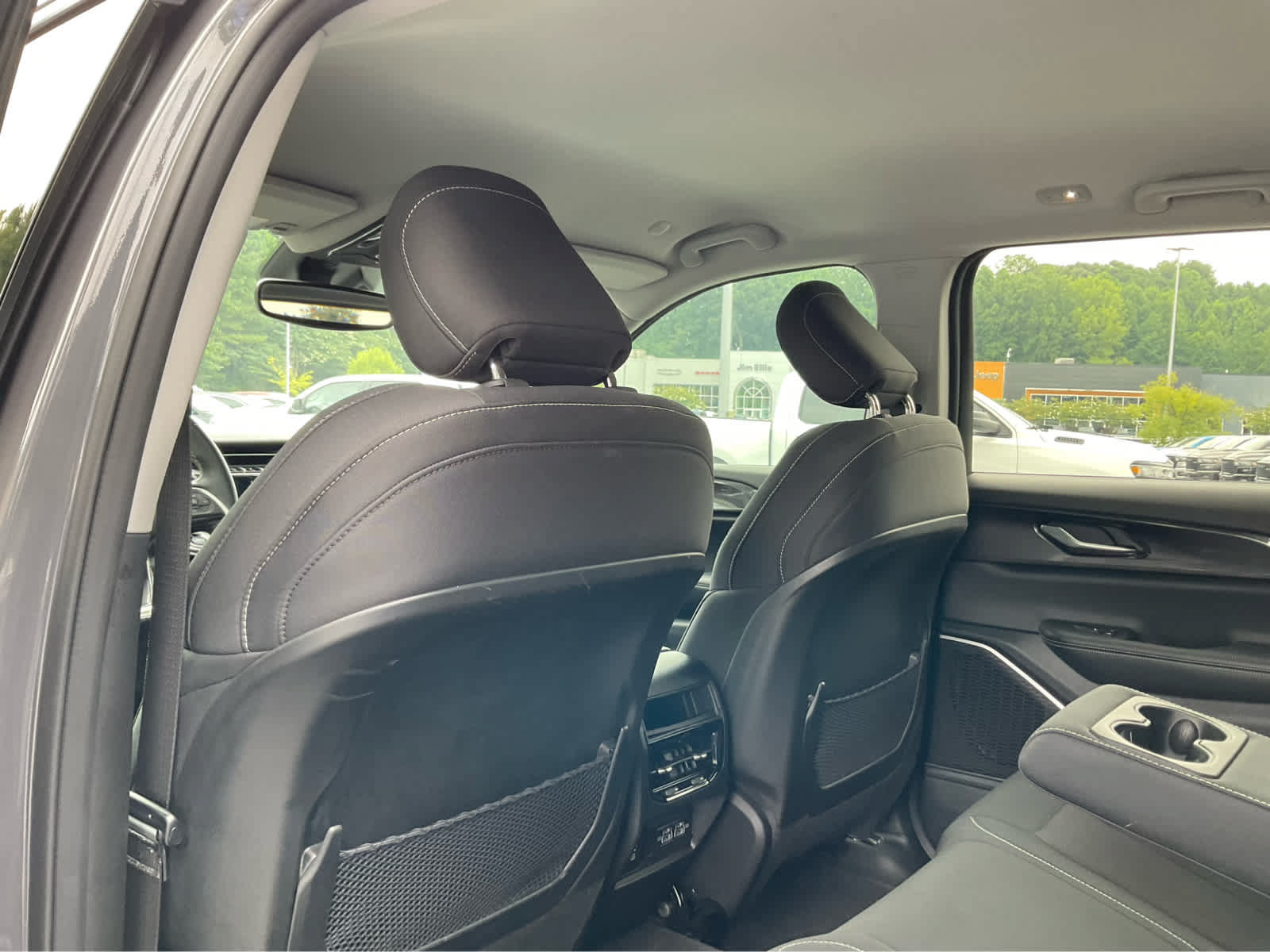 Used 2022 Jeep Grand Cherokee Laredo w/ Luxury Tech Group I RWD image 23