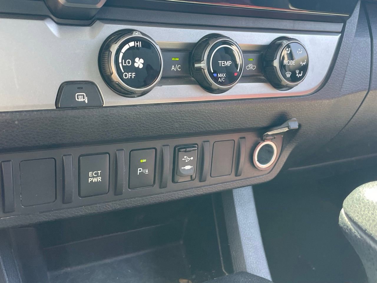 Used 2017 Toyota Tacoma SR5 w/ Tow Package image 7