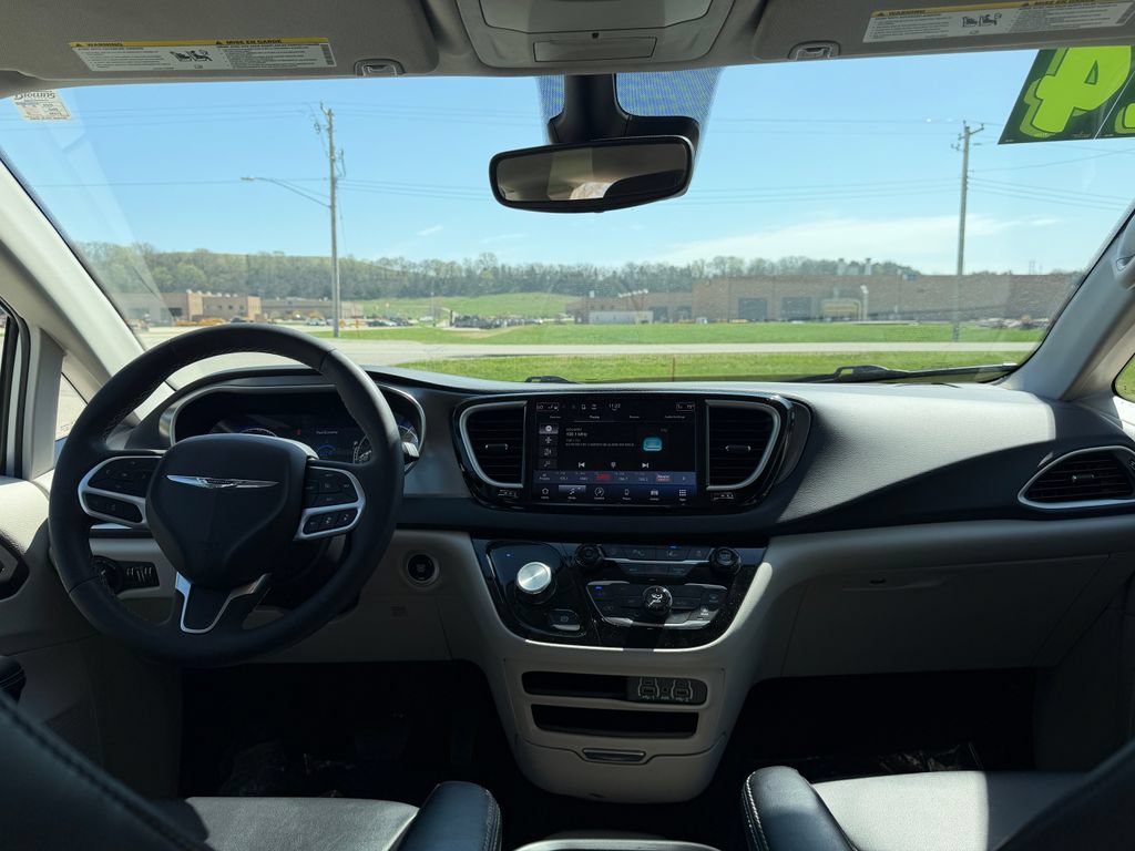 Used 2024 Chrysler Pacifica Touring-L FWD image 21