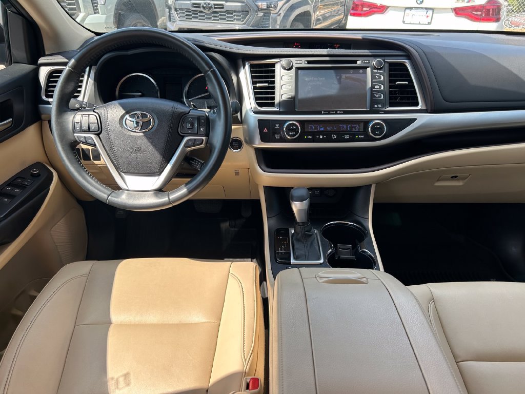 Used 2019 Toyota Highlander XLE FWD image 19