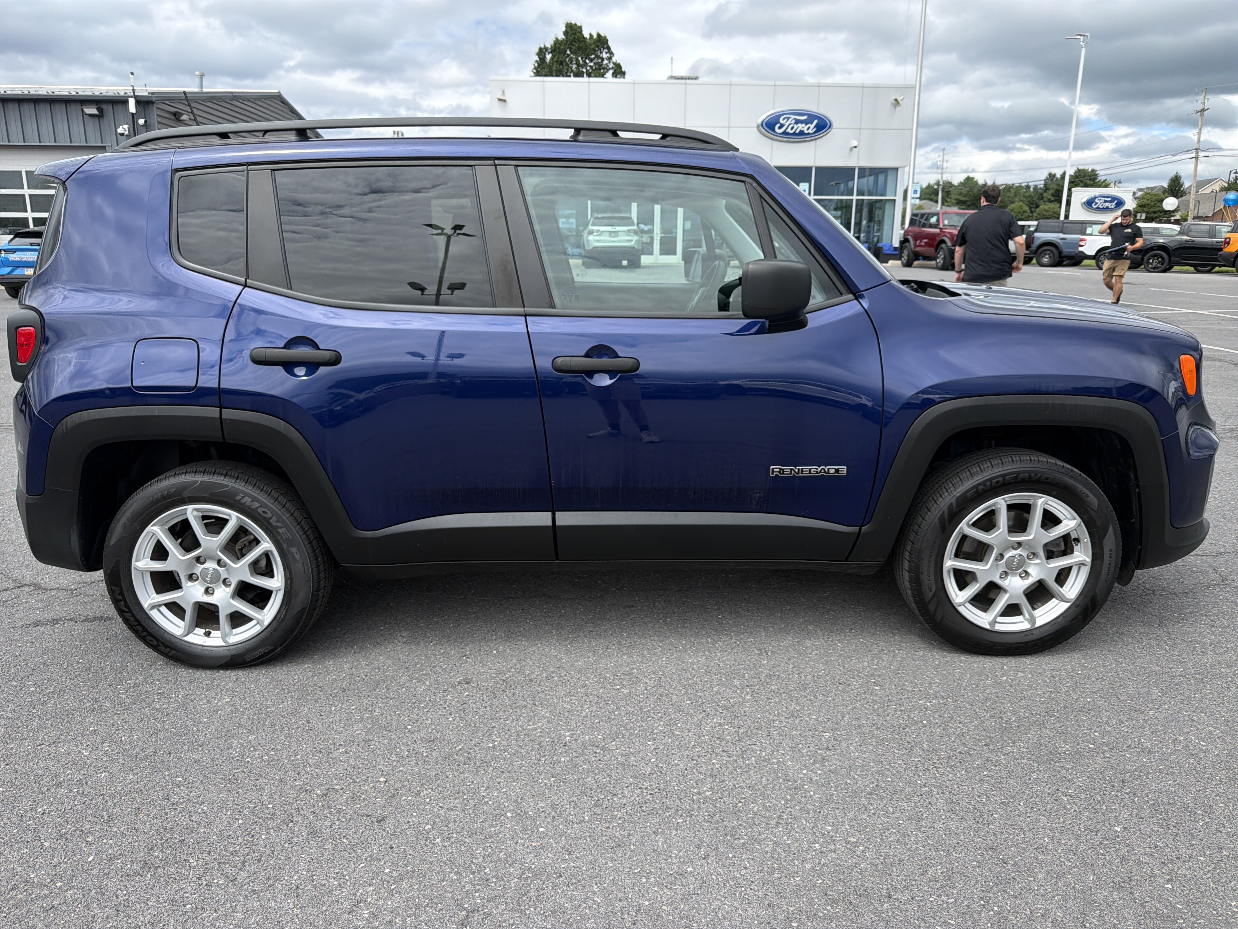Used 2021 Jeep Renegade Sport w/ Sport Appearance Group AWD/4WD image 2