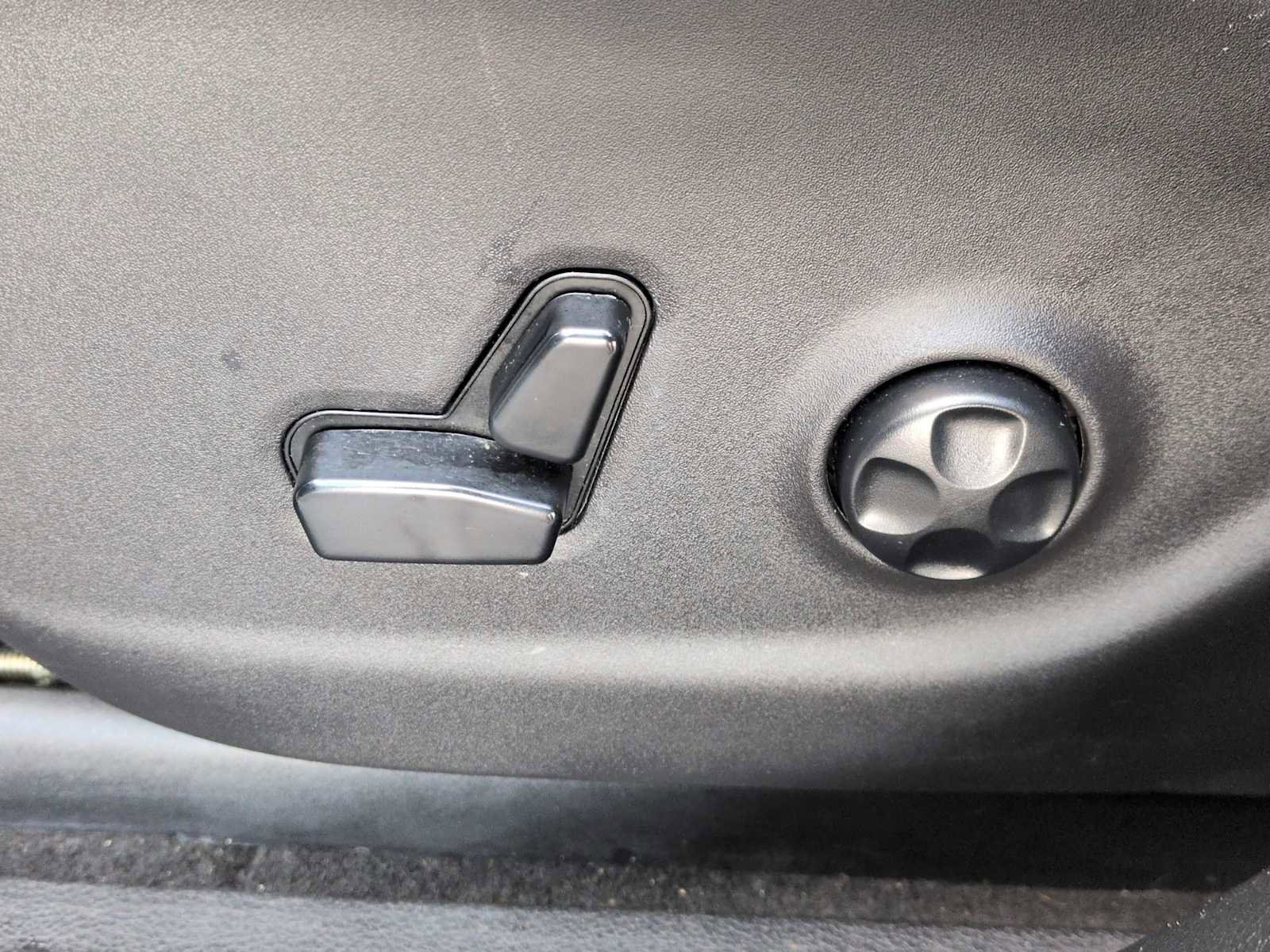 Used 2020 Jeep Cherokee Latitude Plus w/ Comfort/Convenience Group image 17