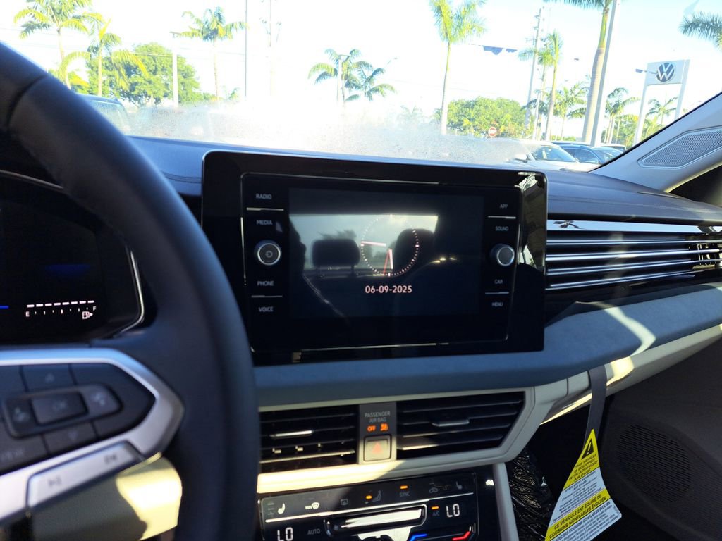 Used 2025 Volkswagen Jetta SE w/ Black Wheel Package image 17