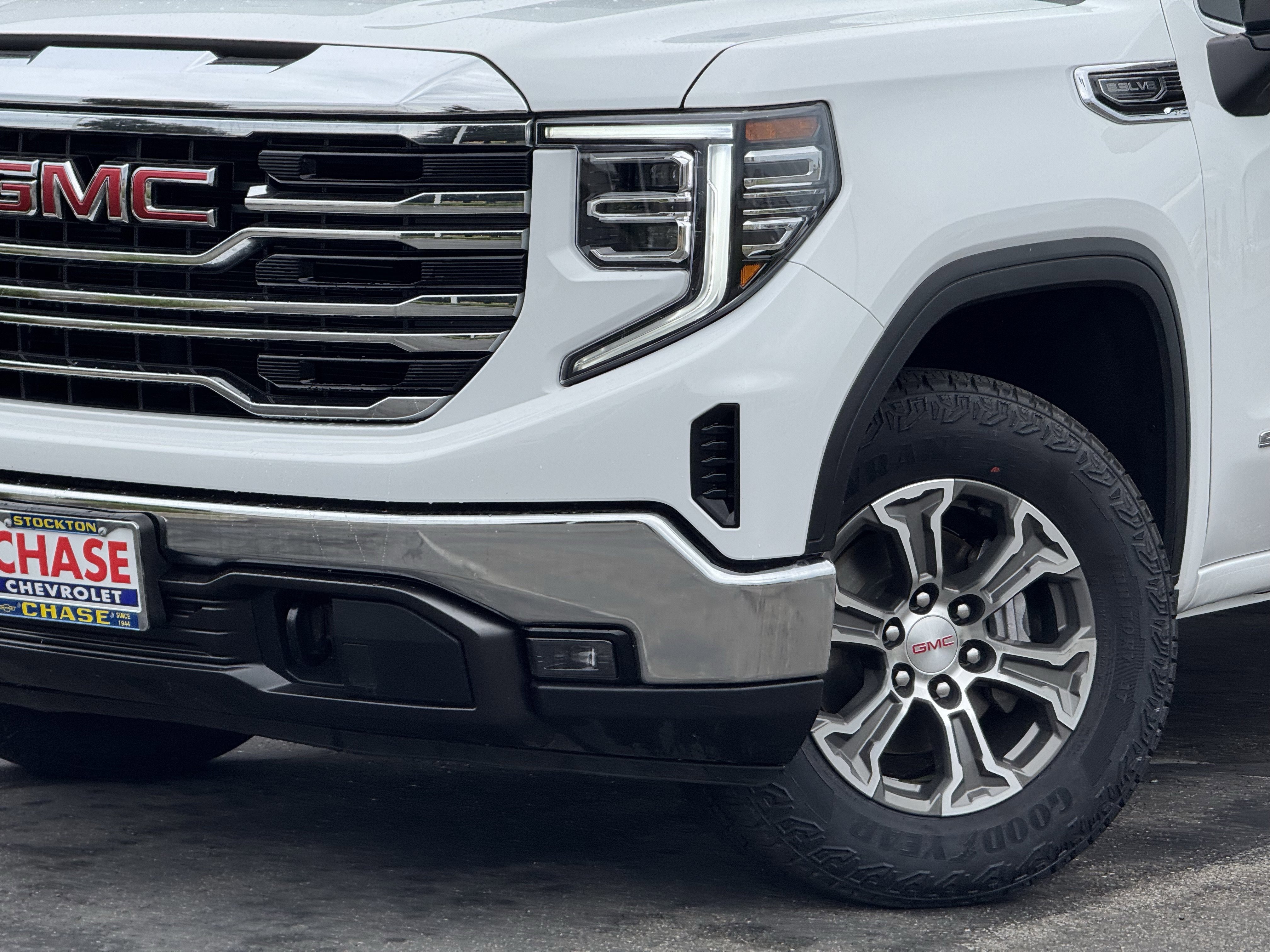 Used 2025 GMC Sierra 1500 SLT AWD/4WD image 3