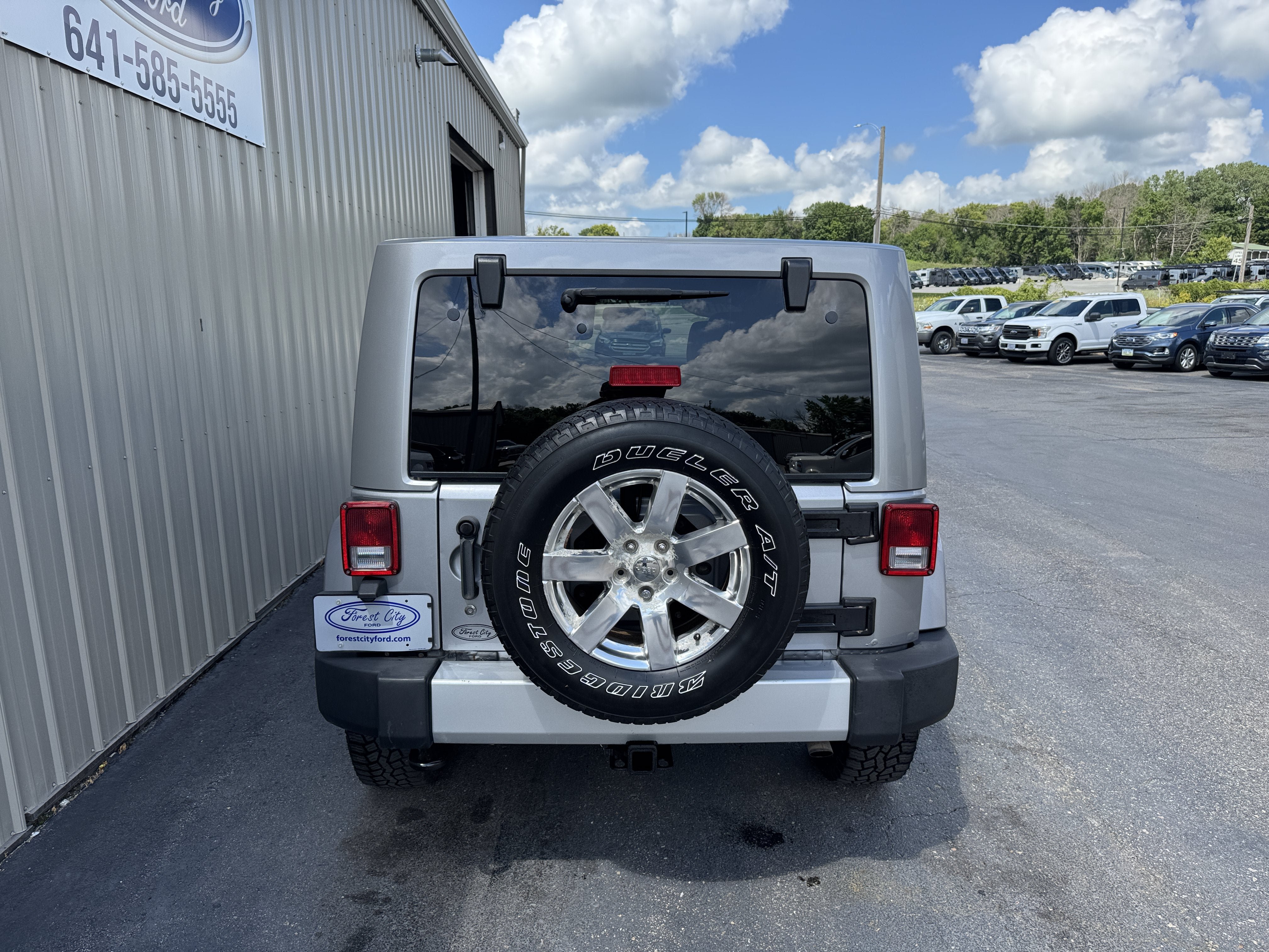 Used 2013 Jeep Wrangler Unlimited Sahara w/ Dual Top Group AWD/4WD image 4