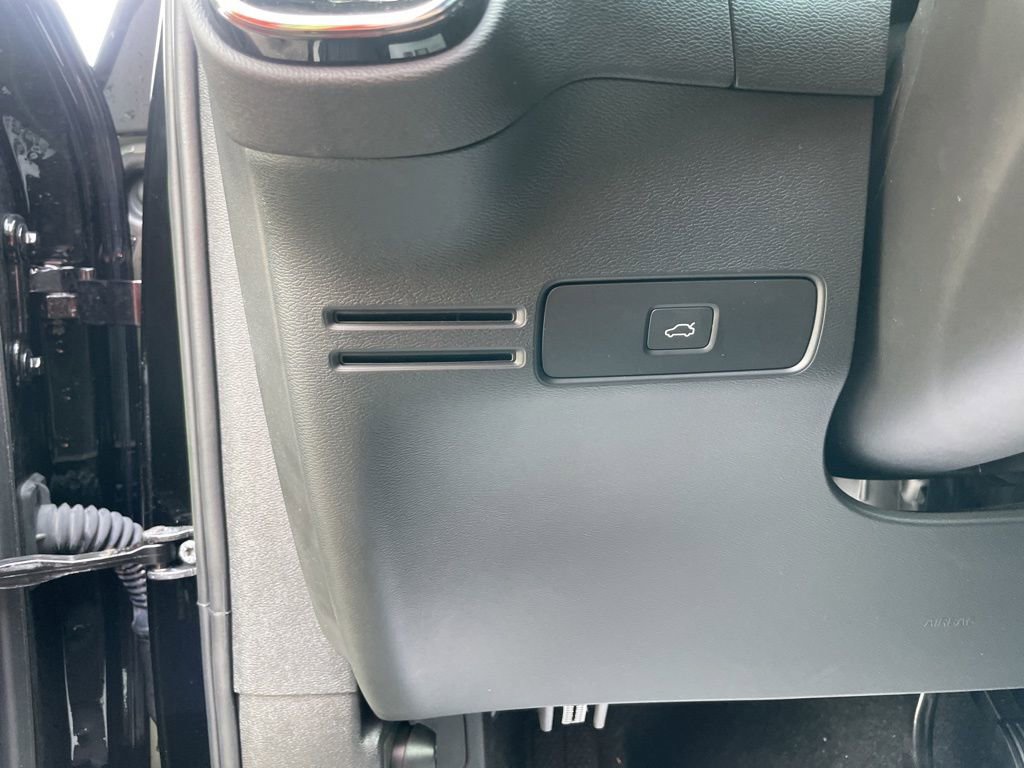 Used 2023 Volvo XC40 Recharge Plus AWD/4WD image 19