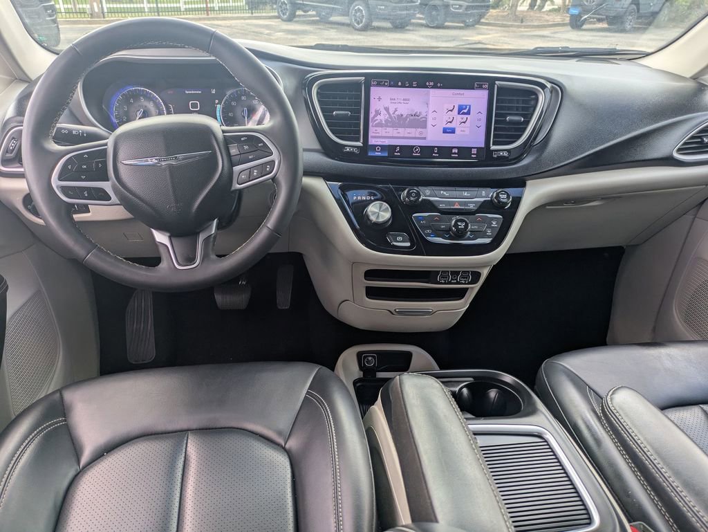 Used 2023 Chrysler Pacifica Touring-L image 25
