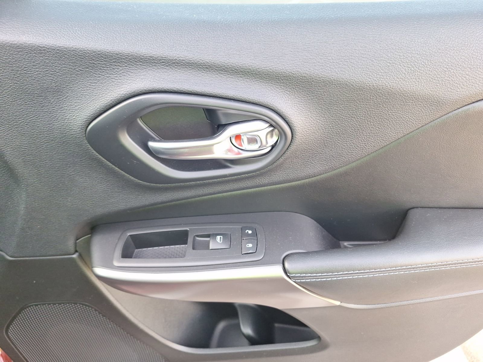 Used 2019 Jeep Cherokee Latitude w/ Popular Appearance Group image 35