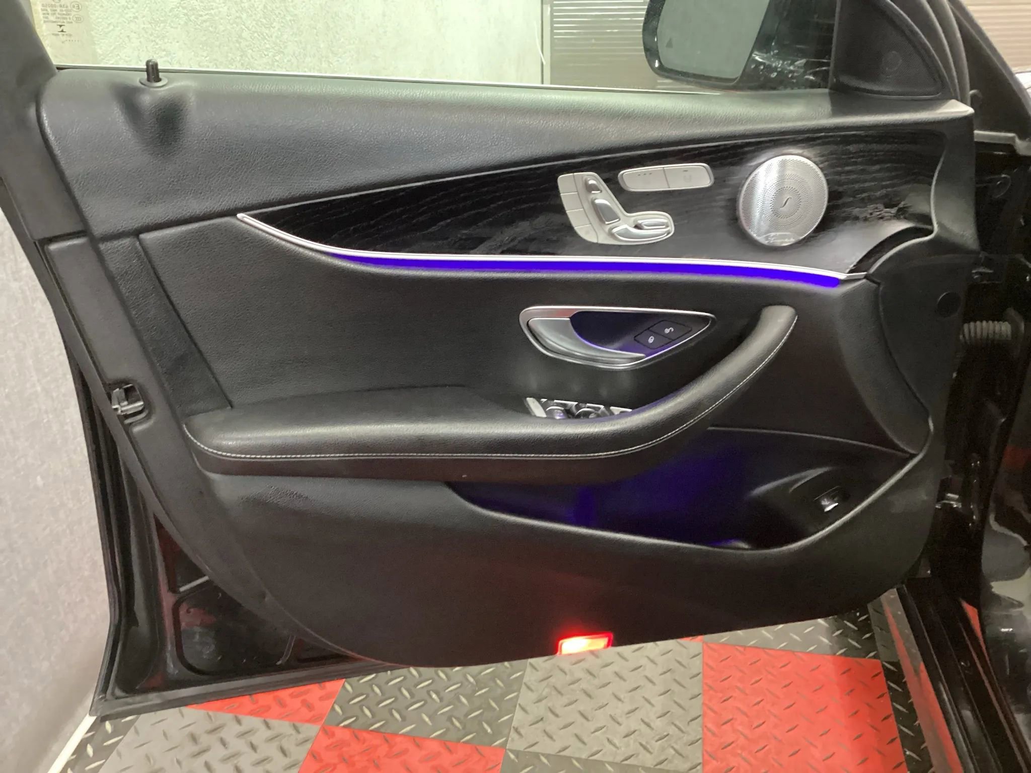 Used 2017 Mercedes-Benz E 300 4MATIC image 6
